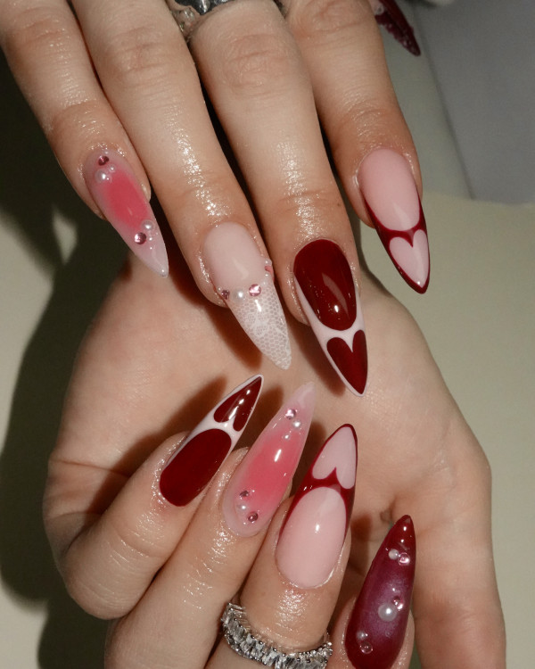 Fertiges Nageldesign von Atelier Q einem Nagelstudio das auch Nagelschulungen anbietet.