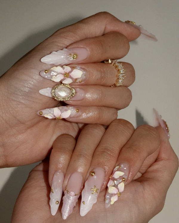 Fertiges Nageldesign von Atelier Q einem Nagelstudio das auch Nagelschulungen anbietet.