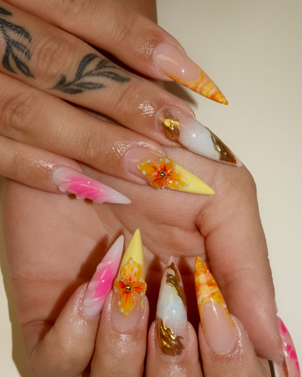 Fertiges Nageldesign von Atelier Q einem Nagelstudio das auch Nagelschulungen anbietet.