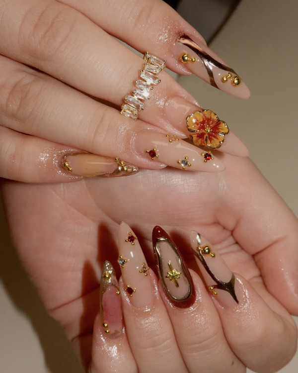 Fertiges Nageldesign von Atelier Q einem Nagelstudio das auch Nagelschulungen anbietet.